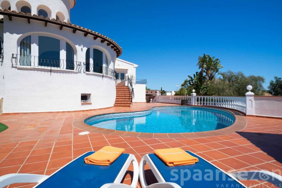 Zeezicht Villa Rosana in Moraira met ligbedden rondom het privé zwembad