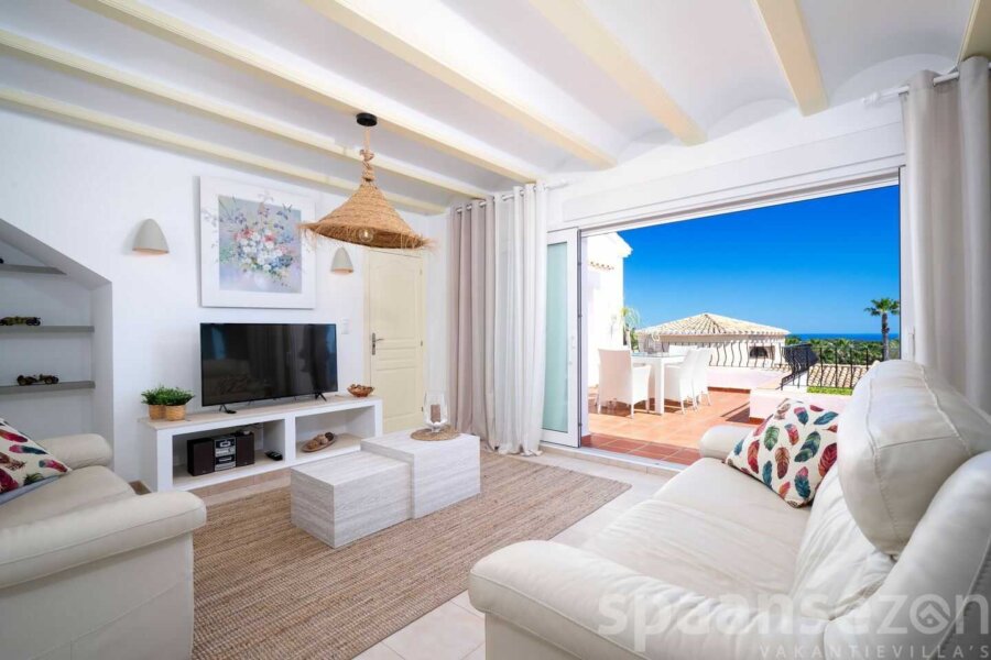 Zeezicht villa in Moraira met gezellige woonkamer inclusief schuifdeuren in het terras