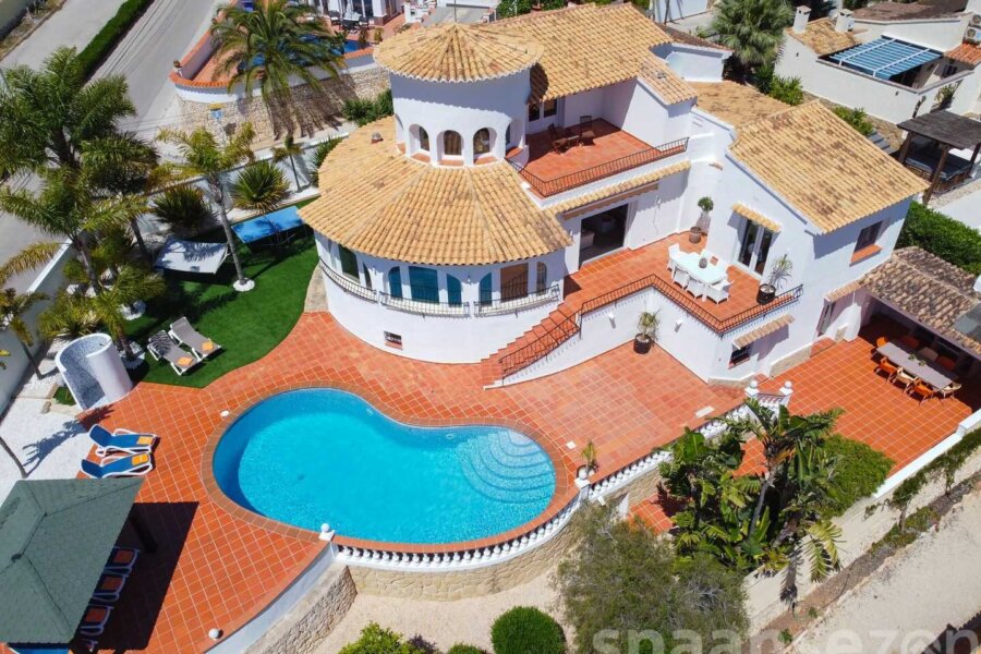Zeezicht villa in Moraira is geschikt voor 8 personen met privé zwembad