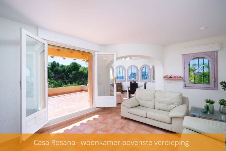 Zeezicht villa in Moraira met appartement op de eerste verdieping