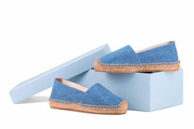 De alpargatas zijn simpele stoffen schoenen voor de zomer