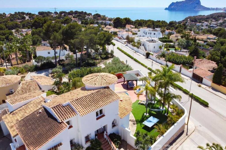 Villa spacieuse avec un jardin méditerranéen paysagé avec de nombreux palmiers à Moraira