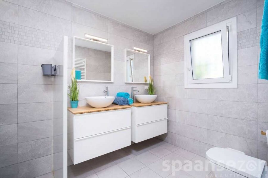 Salle de bains moderne avec douche à l'italienne, 2 lavabos et toilettes