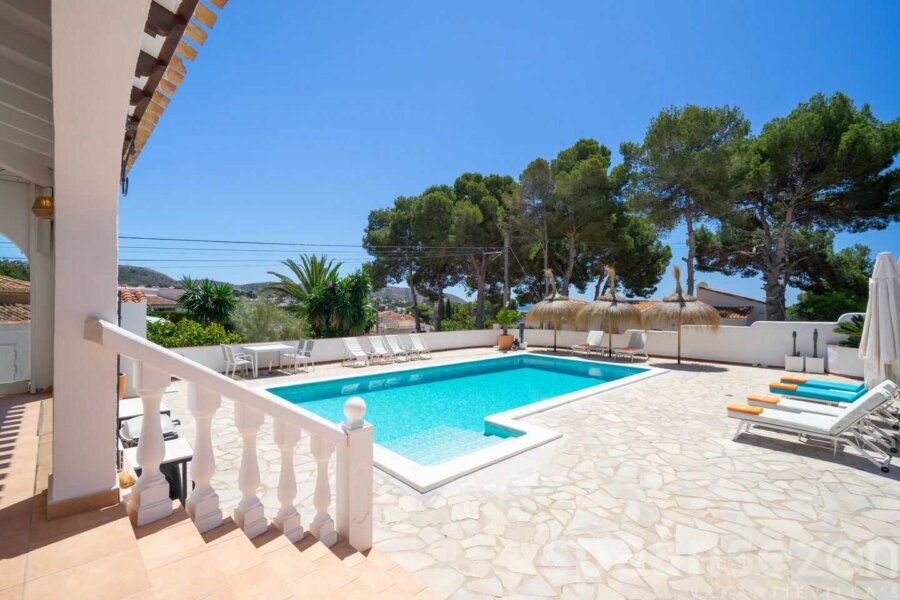 Villa La Serena in Moraira heeft een prachtig groot zwembad in de tuin