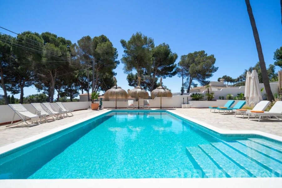 Villa La Serena heeft een groot zwembad in de tuin