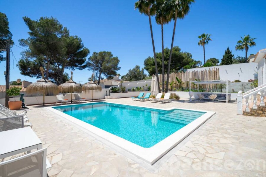 Villa Serena in Moraira met ruime tuin en prive zwembad