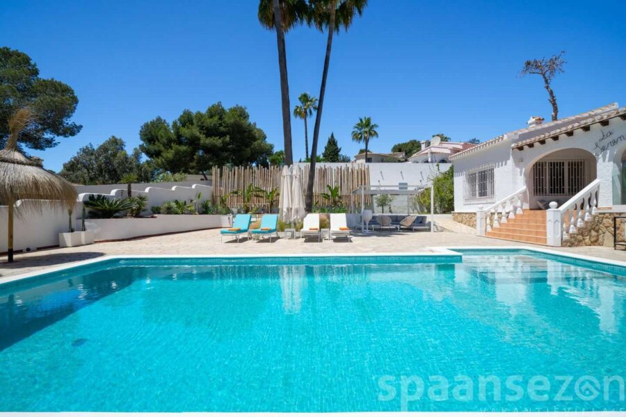 Villa Serena in Moraira heeft zeer comfortabele ligbedden in de tuin