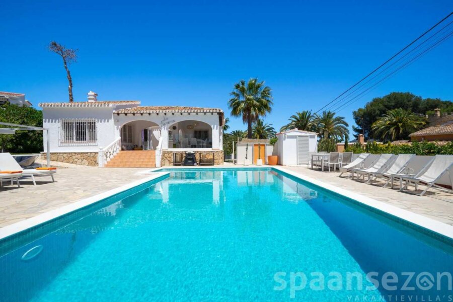 Villa La Serena in Moraira heeft in de tuin een groot privé zwembad met volop privacy
