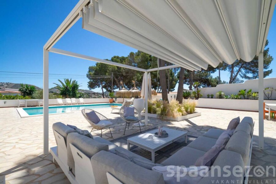 Villa La Serena heeft meerdere loungesets in de tuin staan