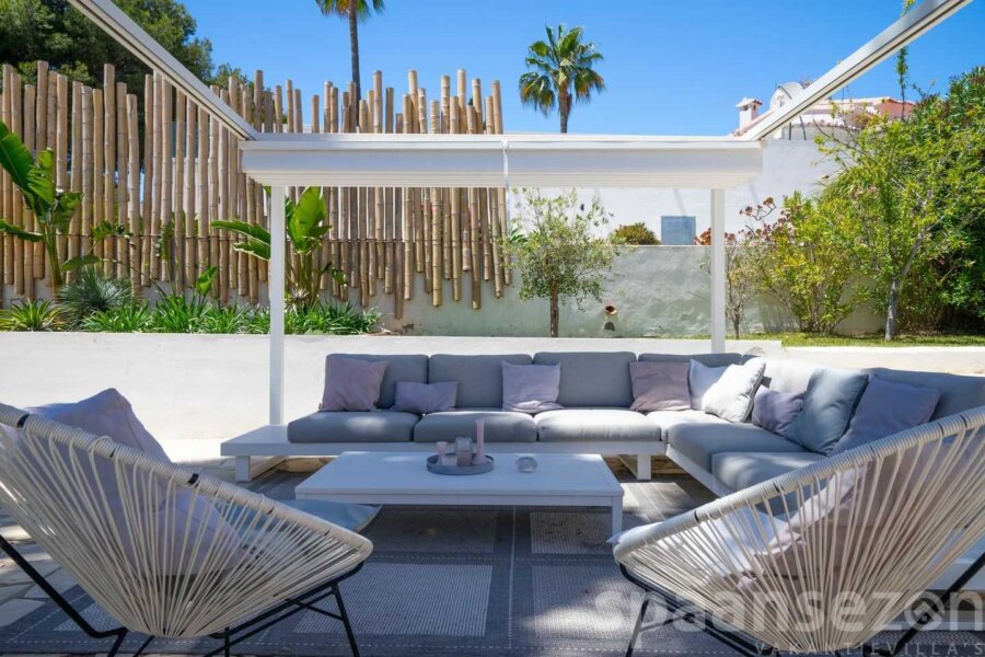 Villa La Serena heeft meerdere loungesets in de tuin staan