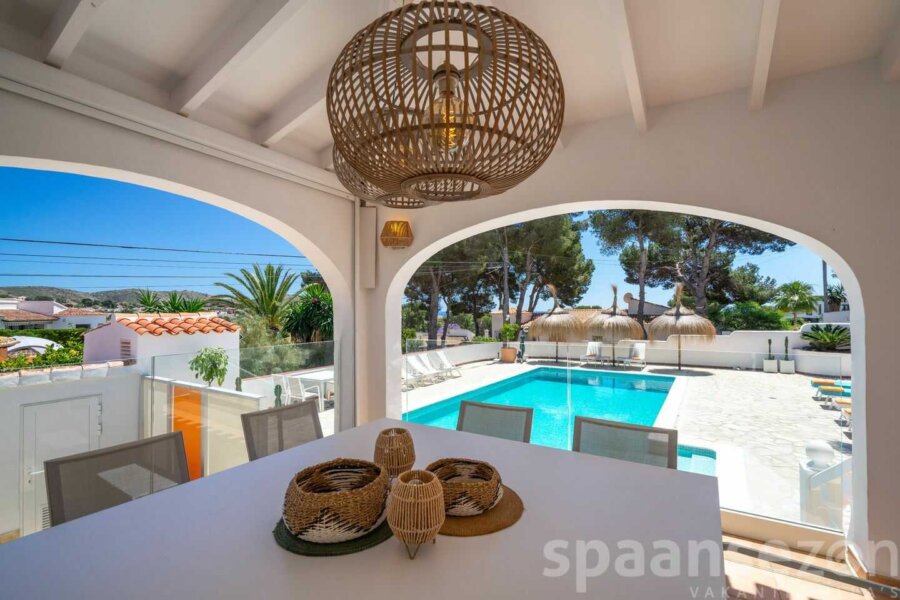 Villa La Serena in Moraira heeft een groot overdekt terras met zicht op het zwembad
