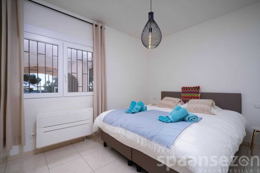 Villa La Serena in Moraira heeft 4 grote slaapkamers met comfortabele bedden en airco