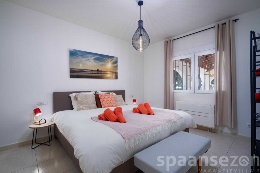 Villa La Serena in Moraira heeft 4 grote slaapkamers met comfortabele bedden en airco