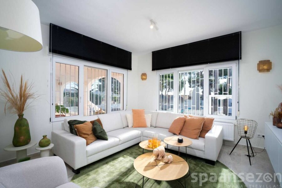 Villa La Serena in Moraira heeft een lichte woonkamer met een moderne inrichting