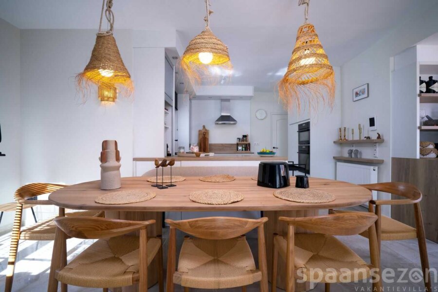 Villa La Serena heeft lang eettafel in directe verbinding met de open keuken