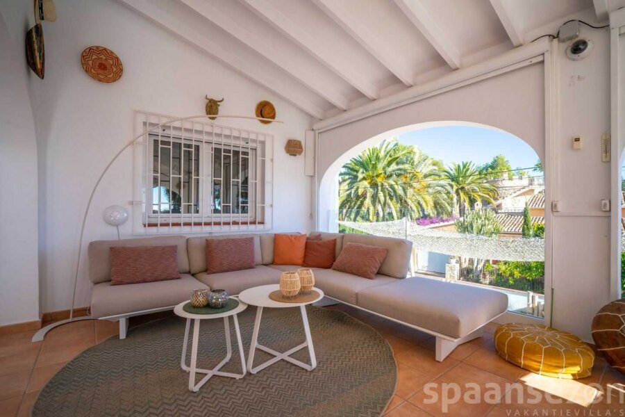 Villa La Serena in Moraira heeft een groot overdekt terras met zicht op het zwembad