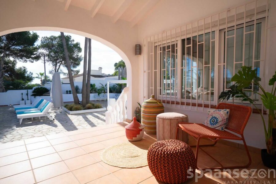 Villa La Serena in Moraira heeft een groot overdekt terras met zicht op het zwembad