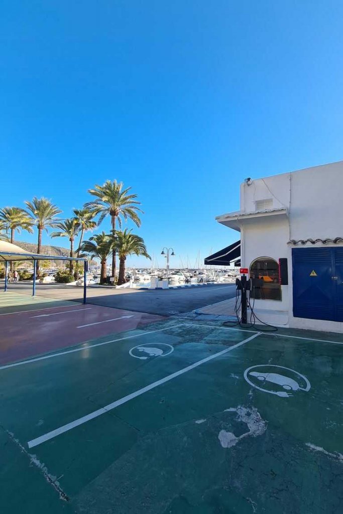 Laadpaal in de haven van Moraira