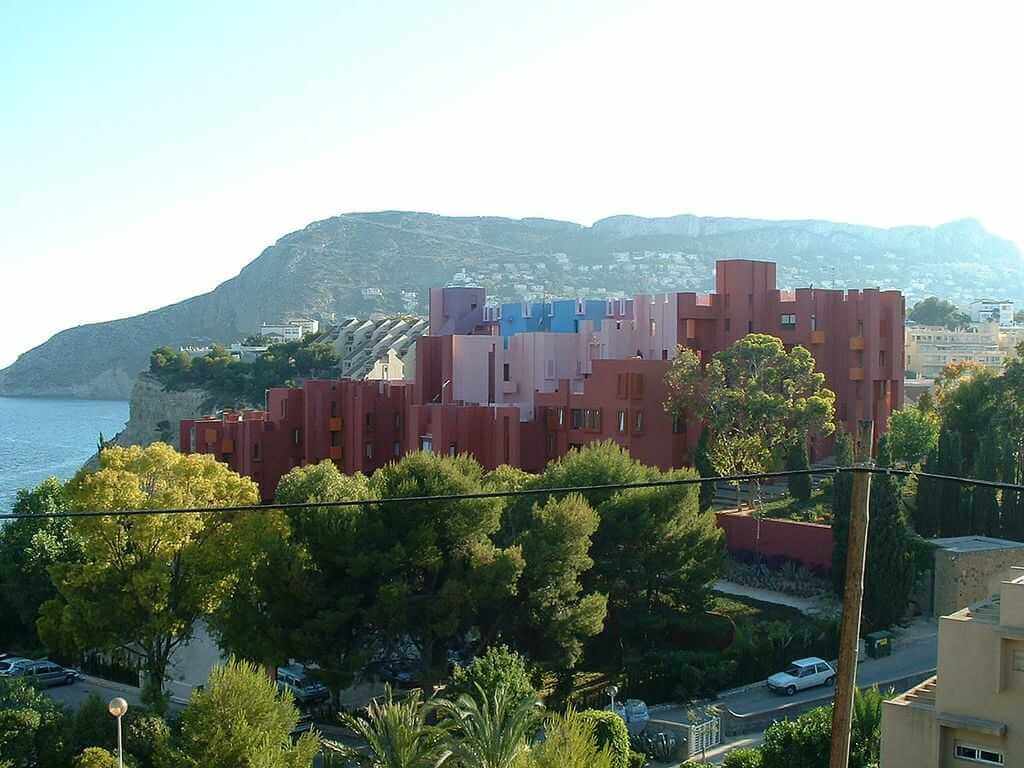 De rode muur van architect Ricardo Bofill in Calpe