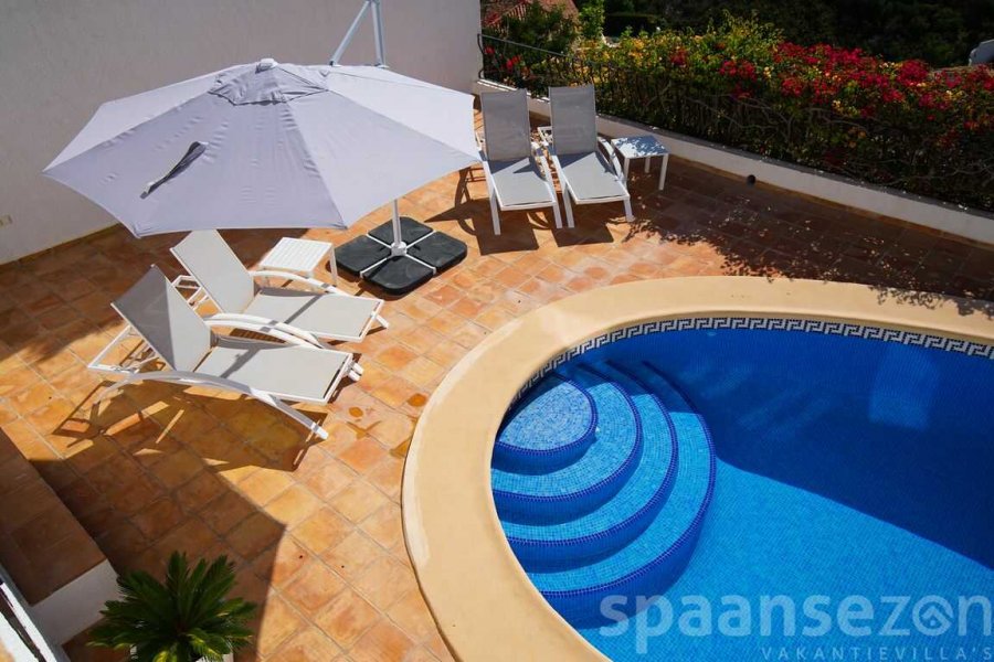Villa Bahia del Portet in Moraira heeft een heerlijke zonnige tuin met eigen zwembad.