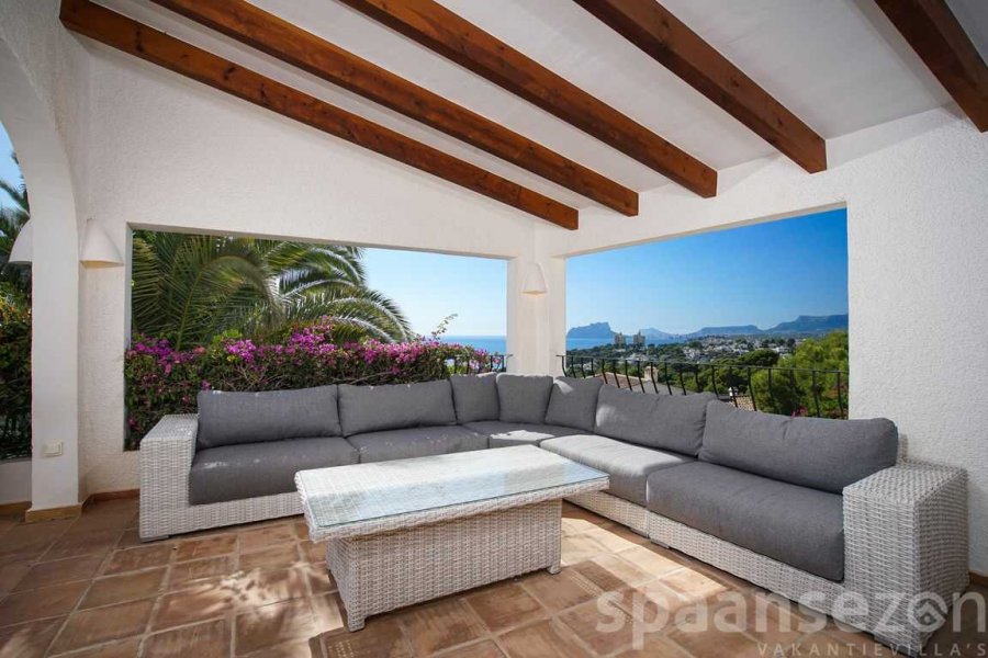 Villa Bahia del Portet in Moraira heeft een loungehoek met fantastisch zeezicht.