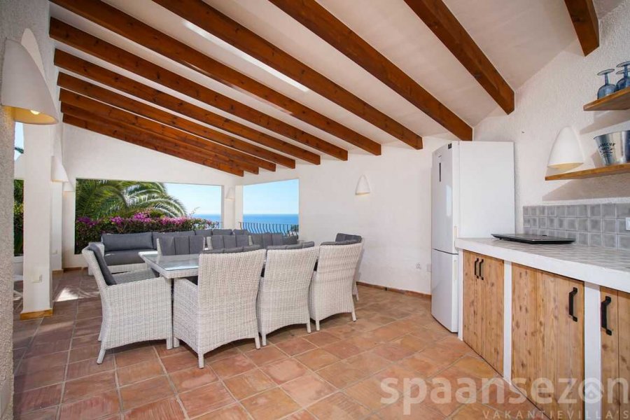 Villa Bahia del portet in Moraira heeft een groot overdekt terras met zeezicht.