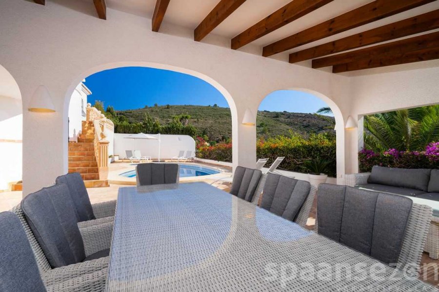 Villa Bahia del Portet met grote eettafel onder het overdekte terras.
