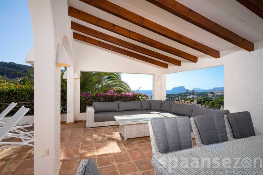 Villa Bahia del portet in Moraira heeft een groot overdekt terras met zeezicht.