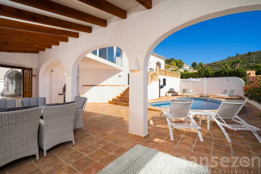 Villa Bahia del Portet in Moraira met mooi en groot terras.