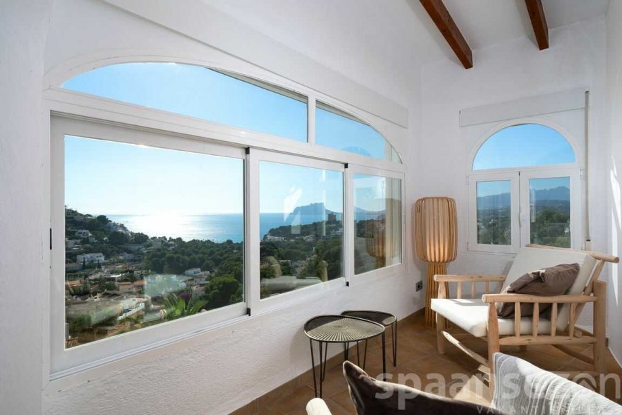 Villa Bahia del Portet heeft in de hoofdslaapkamer een leuk zitje met prachtig uitzicht.