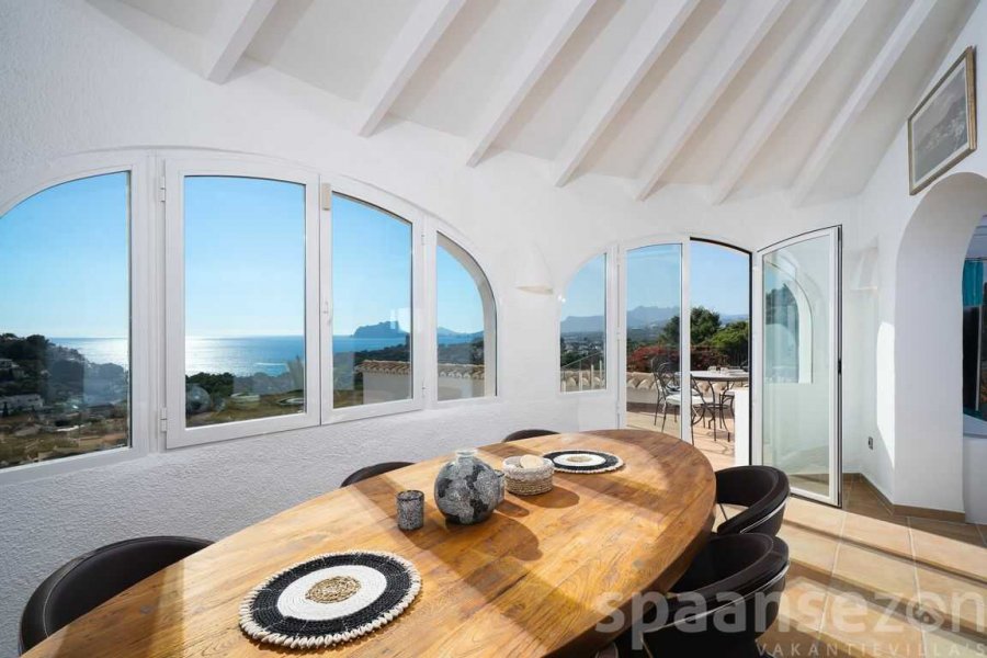 Villa Bahia del portet in moraira met een eetkamer inclusief mooi zeezicht.