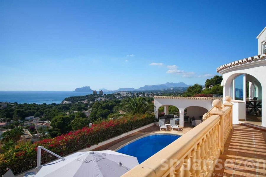 Villa Bahia del Portet in Moraira heeft een eigen zwembad en prachtig zeezicht.