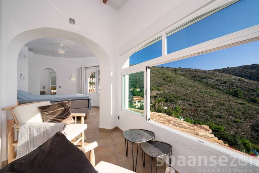 Villa Bahia del Portet heeft in de hoofdslaapkamer een leuk zitje met prachtig uitzicht.