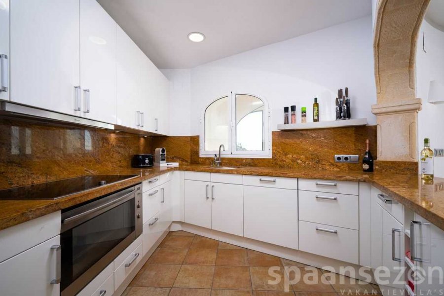Villa Bahia del Portet in Moraira met complete open keuken.