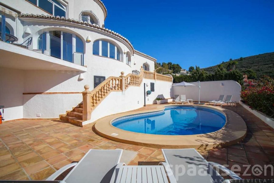 Villa Bahia del Portet in Moraira heeft een eigen zwembad met ligbedden.