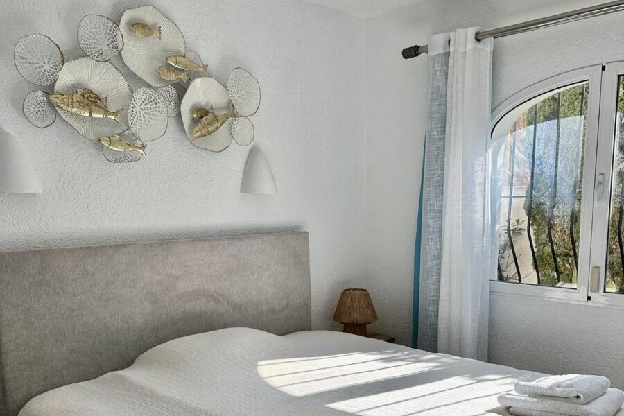 Villa Bahia del Portet in Moraira heeft op de begane grond twee slaapkamer met 1 gedeelde badkamer