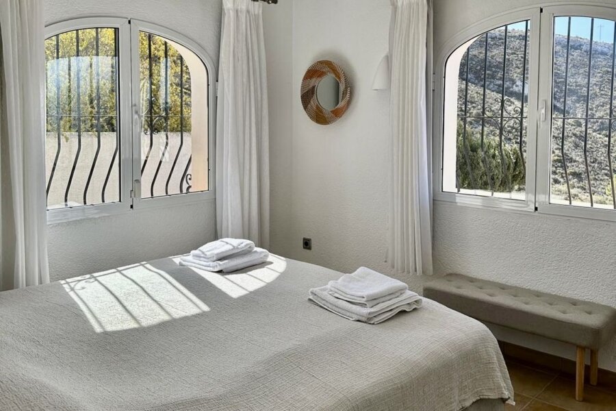 Villa Bahia del Portet in Moraira heeft op de begane grond twee slaapkamer met 1 gedeelde badkamer