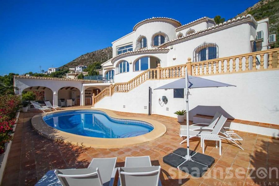Villa Bahia del portet in Moraira is geschikt voor 8 personen.