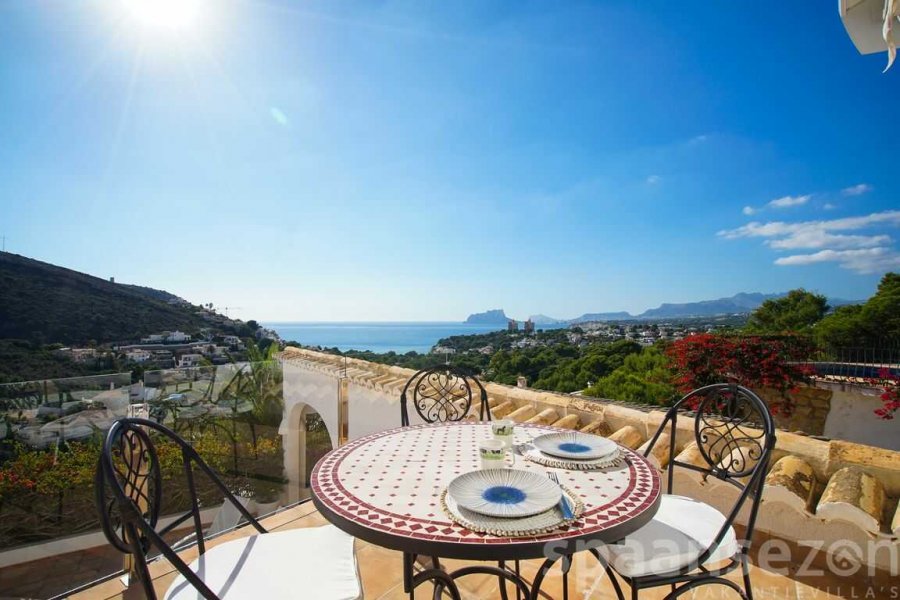 Villa Bahia del portet in Moraira met een koffieterras inclusief zeezicht.