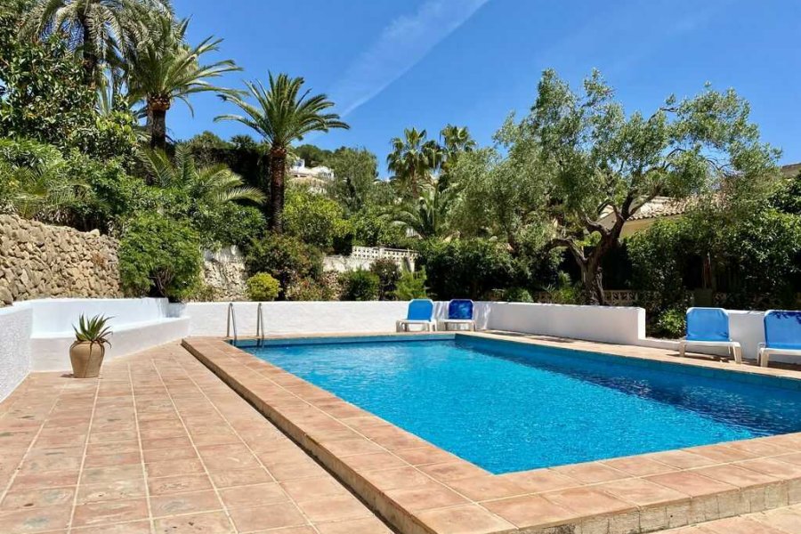 Deze villa in Benissa met groot zwembad van 9x5 meter in de tuin