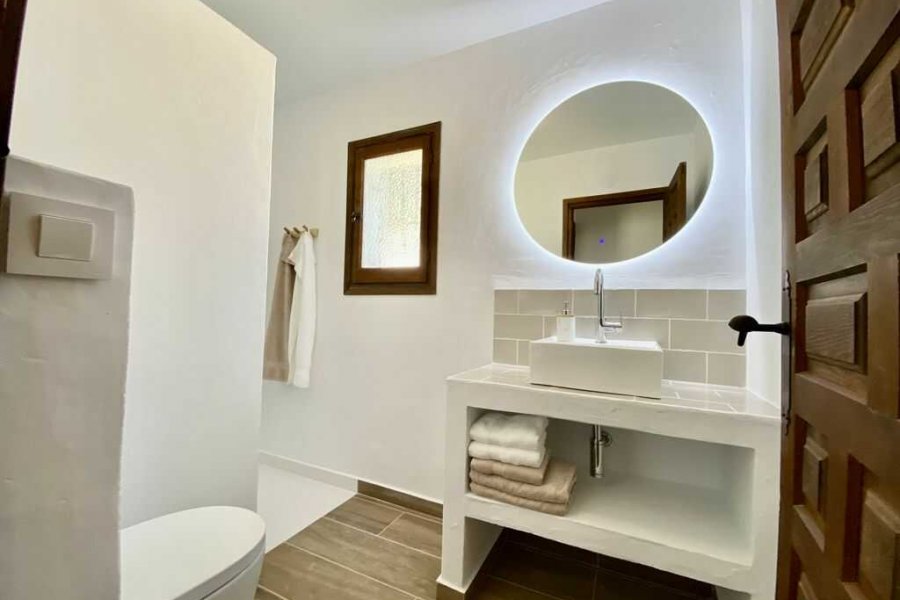 Deze villa in Benissa heeft 2 moderne badkamers