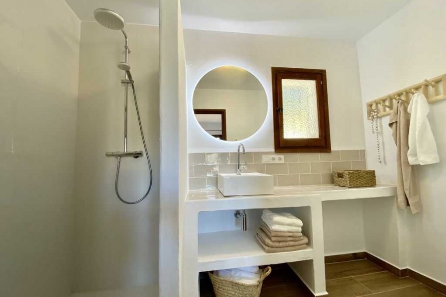 Deze villa in Benissa heeft 2 moderne badkamers