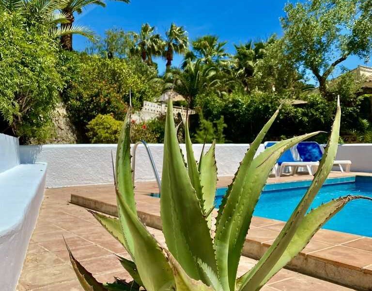 Deze villa in Benissa heeft een ruime tuin met eigen zwembad