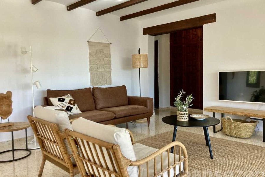 Deze villa in Benissa heeft een ruime en lichte woonkamer met mediterane invloeden