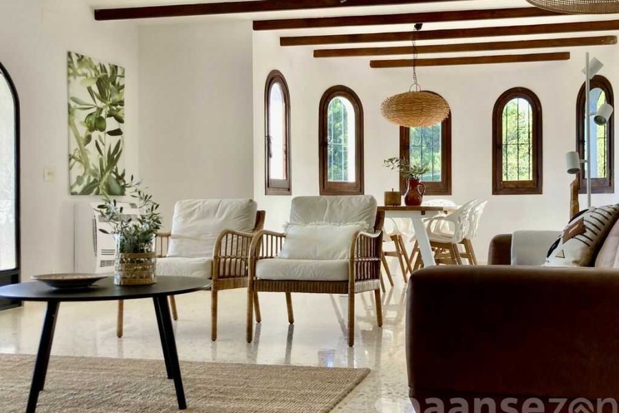 Deze villa in Benissa heeft een mooie woonkamer met veel lichtinval