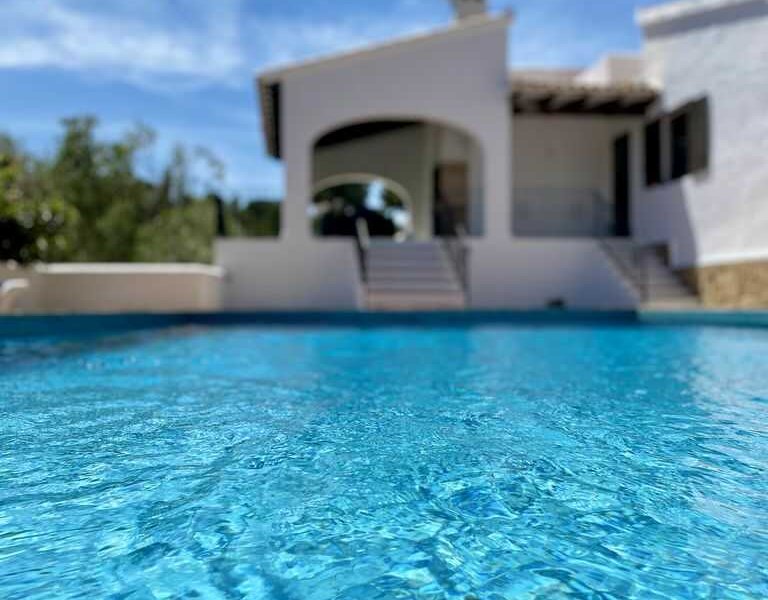 Deze villa in Benissa heeft een privé zwembad in de tuin