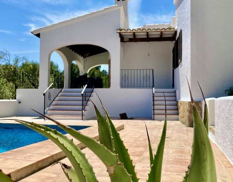 Deze villa in Benissa heeft een groot eigen zwembad in de tuin