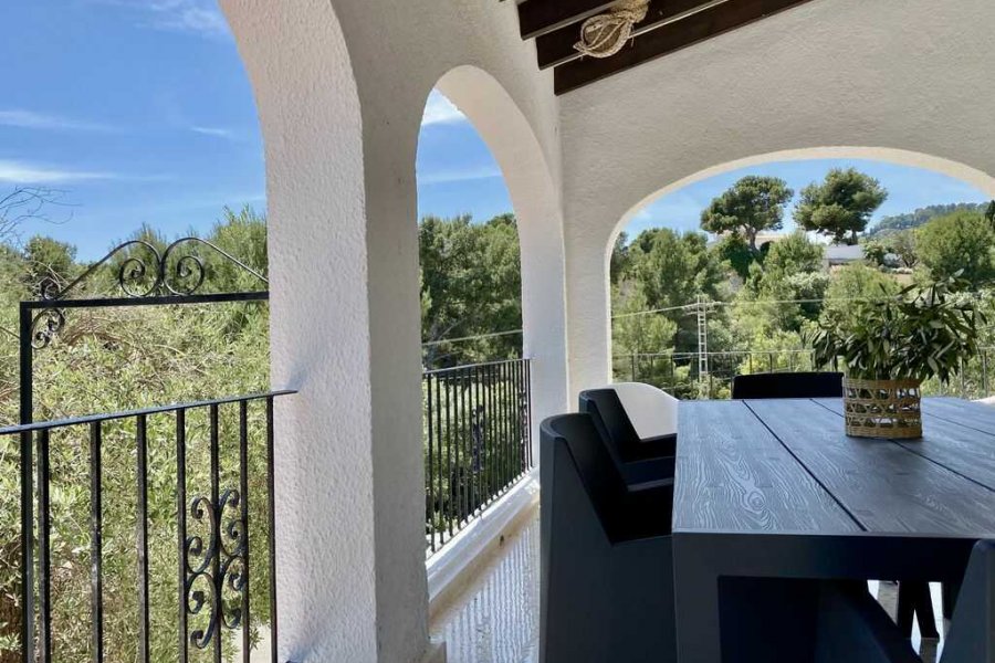 Deze villa in Benissa heeft een mooie naya met uitzicht op de groene zone van Benissa
