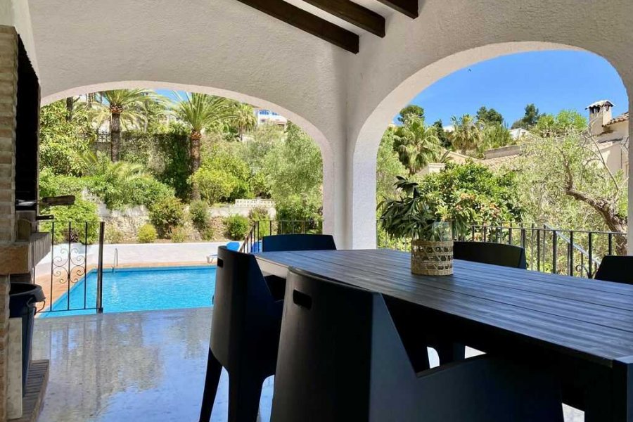 Deze villa in Benissa heeft een mooie naya met zicht op het privé zwembad