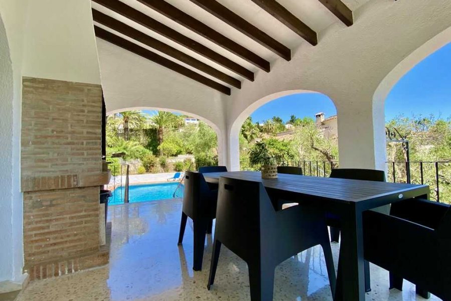 Deze villa in Benissa heeft een mooi overdekt terras met uitzicht op het privé zwembad